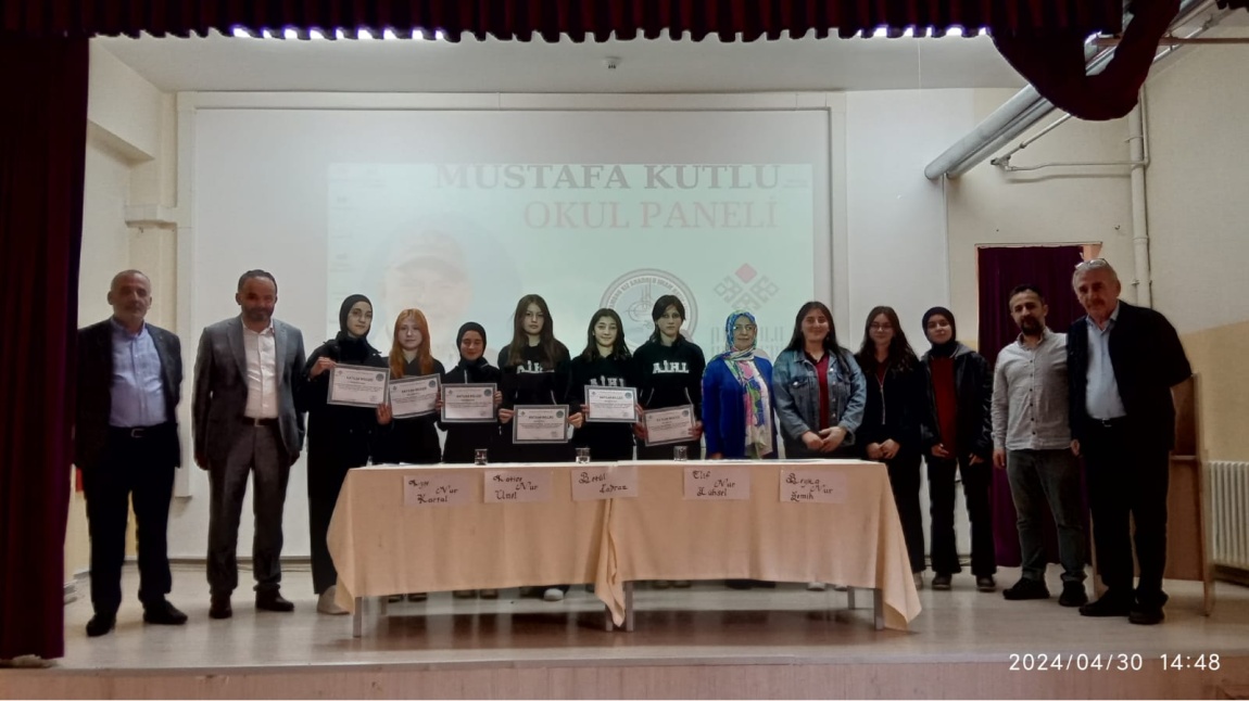 Anadolu Mektebi okumaları kapsamında okulumuz konferans salonunda Mustafa Kutlu paneli gerçekleştirildi.